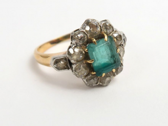 Vente aux enchères Bague marguerite en or, ornée d'une émeraude dans un entourage de diam