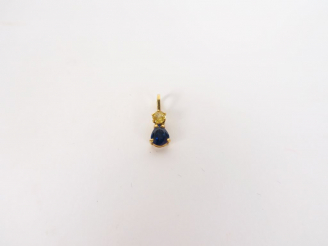 Vente aux enchères Pendentif en or, orné d'un saphir bleu et d'un saphir jaune.  Avec cer