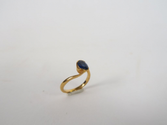 Vente aux enchères Bague en or jaune, ornée d'un saphir demi serti clos.  Avec son certif
