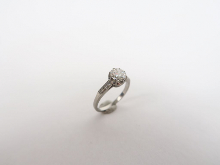 Bague solitaire ornée d'un diamant taille ancienne de 0,70 carat envir