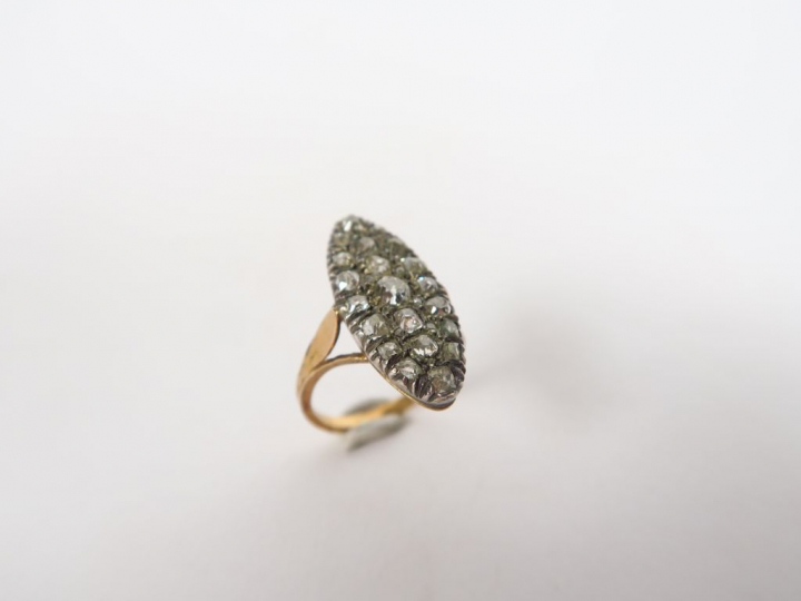 Bague marquise XIXème en or jaune et pavage de roses. Poids tel. 6,15 