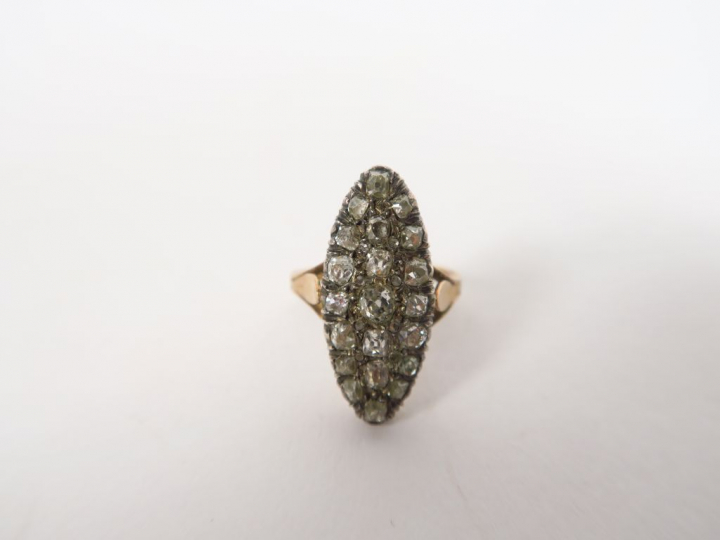 Bague marquise XIXème en or jaune et pavage de roses. Poids tel. 6,15 