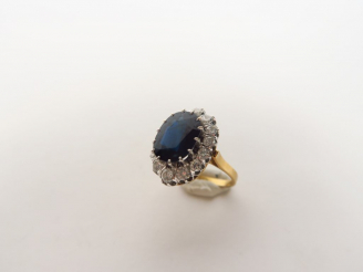 Vente aux enchères Bague marguerite en or jaune, saphir et entourage de quatorze brillant