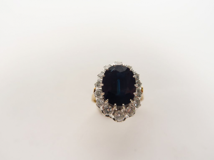 Bague marguerite en or jaune, saphir et entourage de quatorze brillant