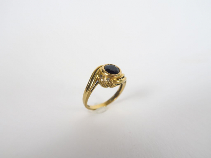 Bague en or, ornée d'un saphir serti clos.  Poids. 4 gr