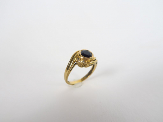 Vente aux enchères Bague en or, ornée d'un saphir serti clos.  Poids. 4 gr