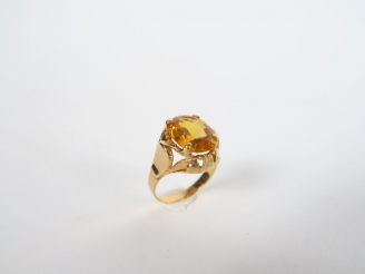 Vente aux enchères Bague en or, ornée d'une pierre orange.  Poids tel. 5 gr