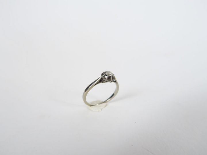 Petit solitaire, monture or blanc.  Poids tel. 1,7 gr