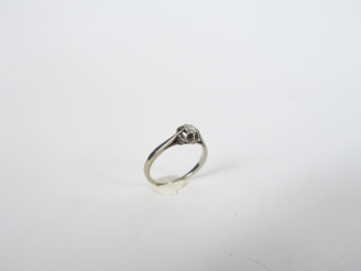 Vente aux enchères Petit solitaire, monture or blanc.  Poids tel. 1,7 gr