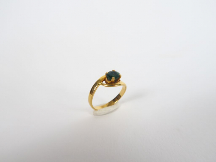 Bague en or jaune, ornée d'une émeraude.  TDD. 55 Poids tel. 3 gr (fel