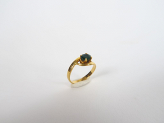 Vente aux enchères Bague en or jaune, ornée d'une émeraude.  TDD. 55 Poids tel. 3 gr (fel