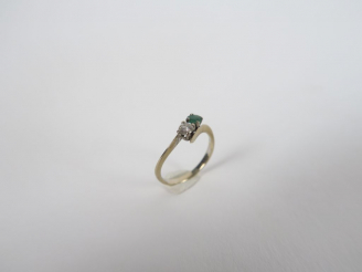 Vente aux enchères Petite bague en or blanc, ornée d'une émeraude et d'un petit diamant. 