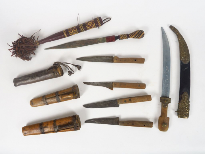 Lot composé de 4 trousses de couteaux dévolus à la cuisine ou a la déc