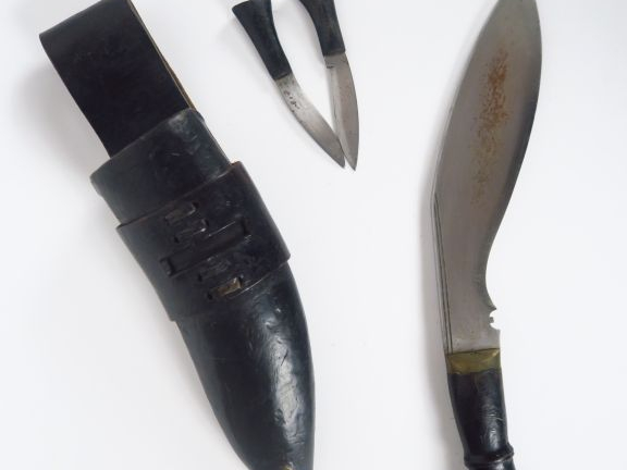 Kukris Népalais dans son fourreau habillé de cuir noir à âme bois, pas