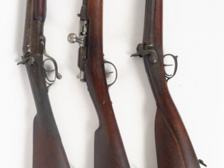 Vente aux enchères Lot de 3 fusils dont un juxtaposé à chien et platines à l'arrière, ouv