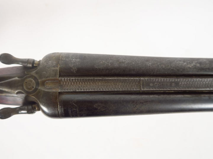 Fusil juxtaposé à chien "AERO" comme l'indique la signature sur la ban