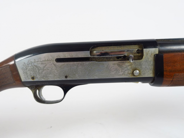 Fusil semi automatique calibre 12/76 modèle FRANCHI 520 Hunter, crosse