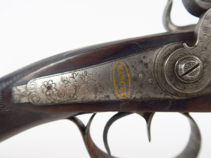 Fusil juxtaposé à percussion et platine à l'arrière signé à l'or sur l