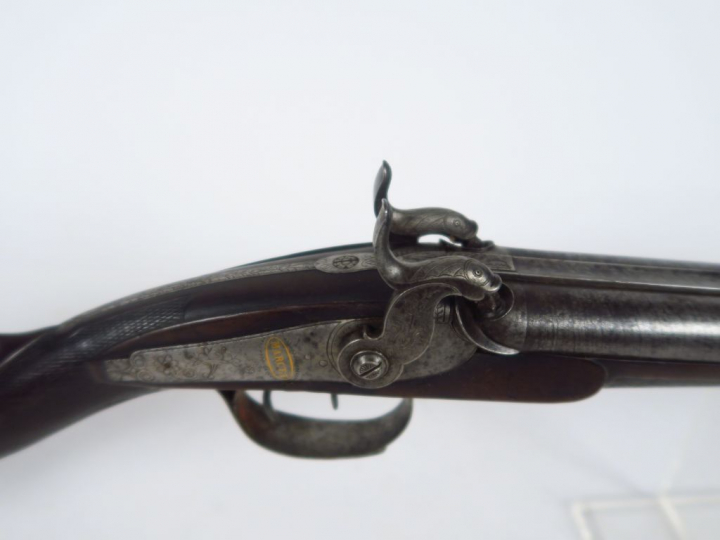 Fusil juxtaposé à percussion et platine à l'arrière signé à l'or sur l