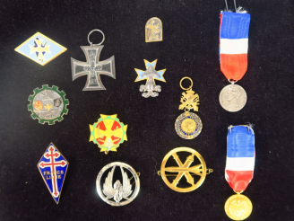 Vente aux enchères Lot d'insignes et de décorations diverses dont 2 médailles du travail,