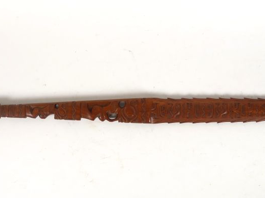 Belle épée cérémonielle monobloc en bois dur sculpté finement de figur