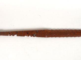 Vente aux enchères Belle épée cérémonielle monobloc en bois dur sculpté finement de figur