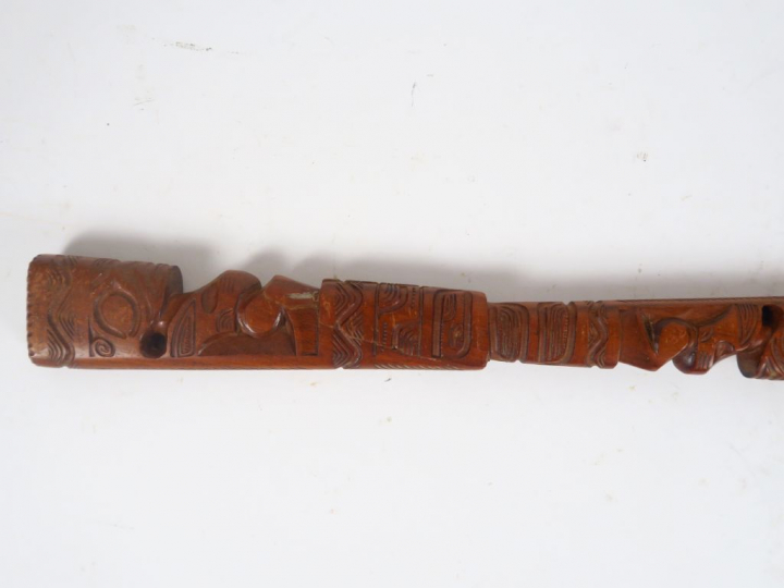 Belle épée cérémonielle monobloc en bois dur sculpté finement de figur