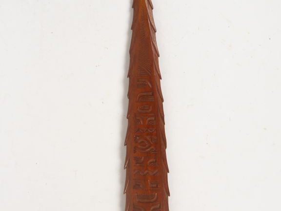 Belle épée cérémonielle monobloc en bois dur sculpté finement de figur