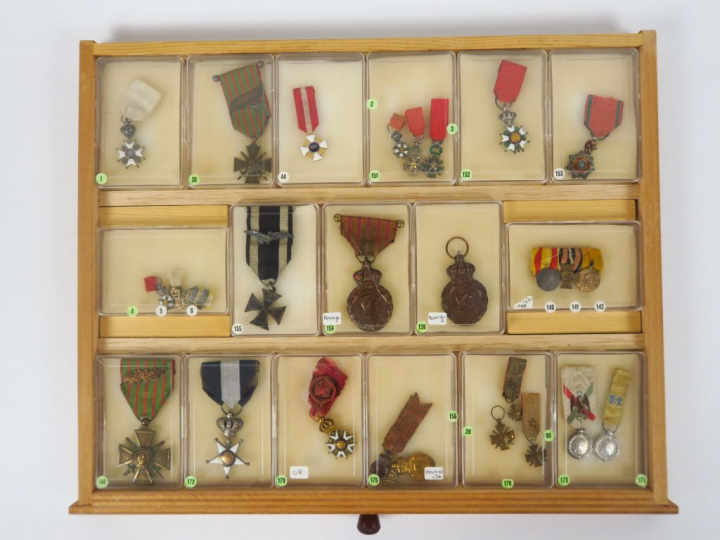 Extraordinaire collection de plus de 130 réductions de décorations tan