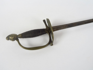 Vente aux enchères Epée d'officier français modèle 1812, monture bronze, plateau de garde