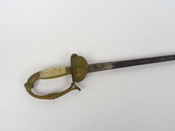 Epée de cour Restauration.Monture en bronze ciselé et doré.Garde à une