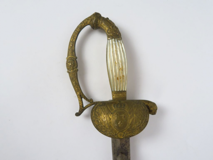 Epée de cour Restauration.Monture en bronze ciselé et doré.Garde à une