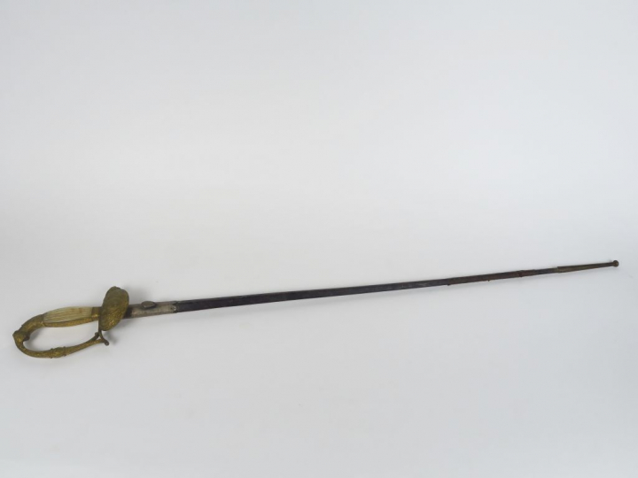 Epée de cour Restauration.Monture en bronze ciselé et doré.Garde à une
