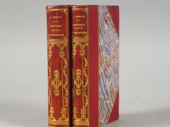 VECELLIO (Cesare). Costumes anciens et modernes, précédés d'un essai s