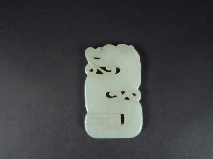 Pendentif en jade blanc celadon, à décor double faces d'un dragon assi