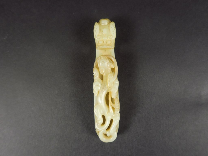 Grande fibule en jade céladon légèrement veiné de rouille, une extrémi