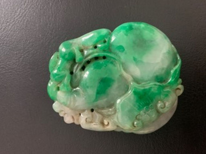 Pendentif en jadéite, représentant un loir sur une coloquinte, entouré