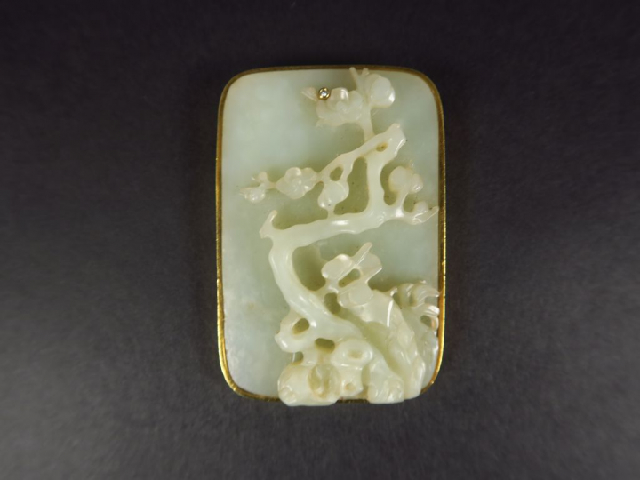 Pendentif rectangulaire en jade céladon clair, une face ornée en haut 