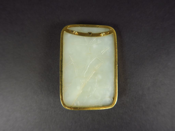 Pendentif rectangulaire en jade céladon clair, une face ornée en haut 
