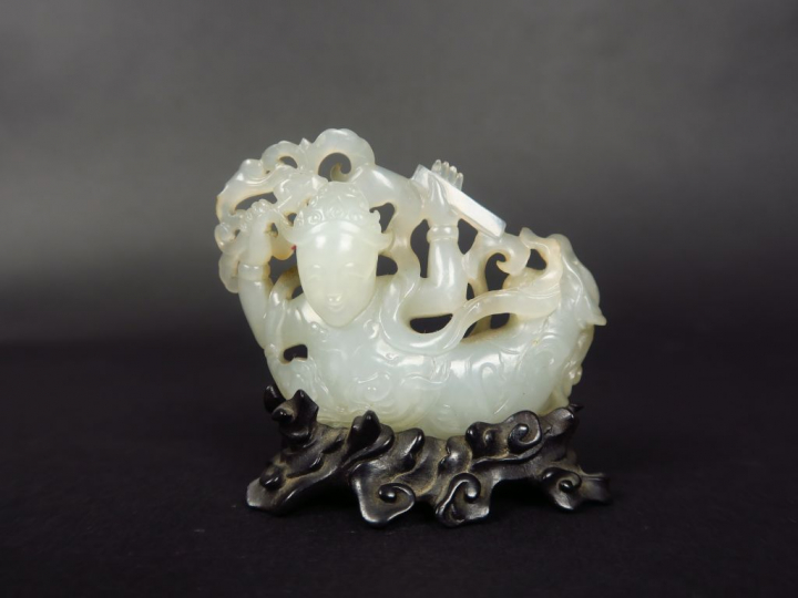 Pendentif en jade céladonné, sculpté et ajouré, représentant une apsar