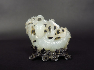 Vente aux enchères Pendentif en jade céladonné, sculpté et ajouré, représentant une apsar