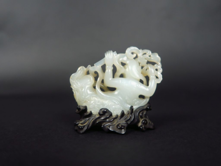 Pendentif en jade céladonné, sculpté et ajouré, représentant une apsar