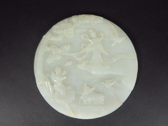 Vente aux enchères Plaque d’écran de forme circulaire, en jade blanc céladonné, une face 
