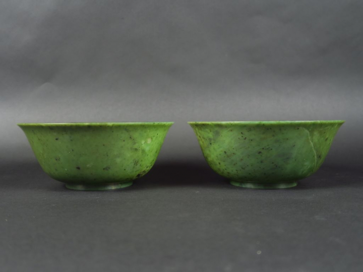Paire de bols en amphibole vert épinard tacheté de brun, à paroi évasé