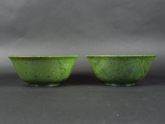 Vente aux enchères Paire de bols en amphibole vert épinard tacheté de brun, à paroi évasé