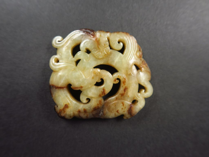Pendentif en jade jaune représentant un dragon lové.  Chine, XVIIIème 