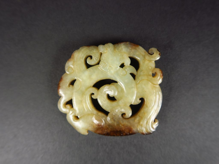 Pendentif en jade jaune représentant un dragon lové.  Chine, XVIIIème 