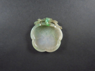 Vente aux enchères Coupelle de lettré en jadéite représentant une fleur de prunus, prise 