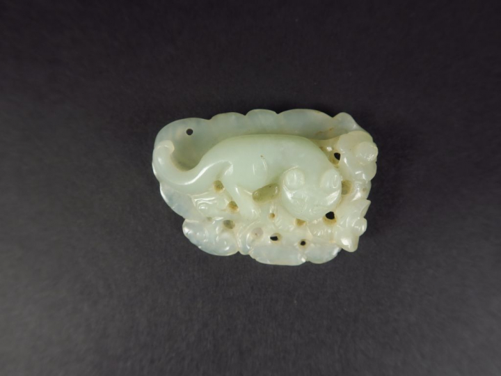 Pendentif en jade céladon représentant un chat au repos sur un lingzhe