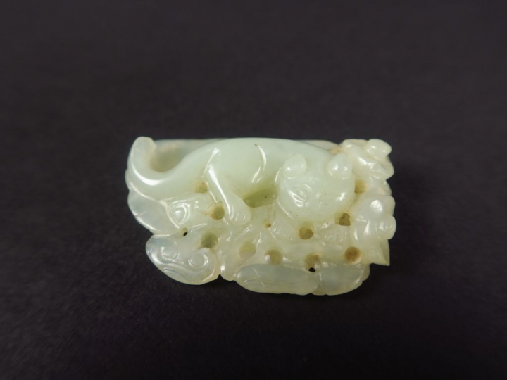 Pendentif en jade céladon représentant un chat au repos sur un lingzhe